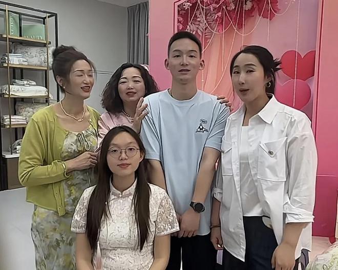 ”和“2失”鲜花和掌声后面听听不同声音pg电子试玩平台谢妈妈首次直播的“2得(图9)