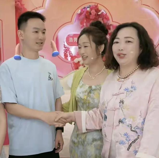”和“2失”鲜花和掌声后面听听不同声音pg电子试玩平台谢妈妈首次直播的“2得(图10)