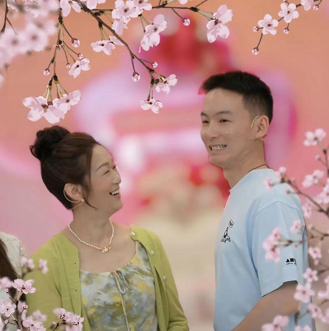 ”和“2失”鲜花和掌声后面听听不同声音pg电子试玩平台谢妈妈首次直播的“2得(图15)